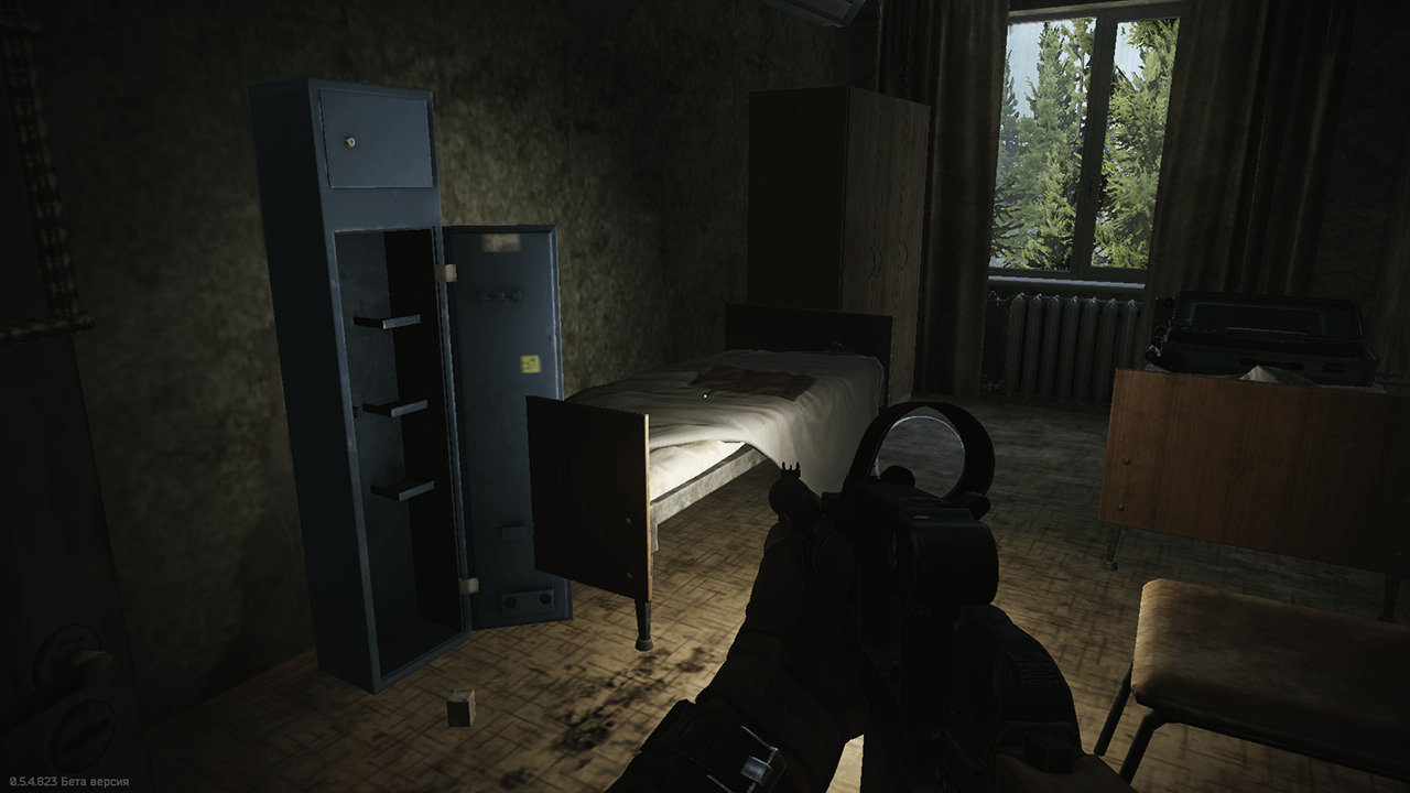 Содержимое комнаты 204 - шкаф, верхний отсек это сейф, в нижнем с некоторой вероятностью можно найти оружие